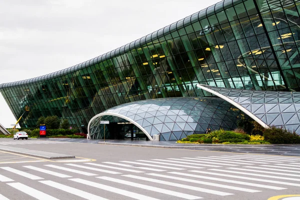 BAKU, AZERBAIJAN - 14 Kasım 2016: Azerbaycan 'ın başkenti Bakü' deki Heydar Aliyev Havalimanı 'nın ön görüntüsü.