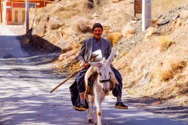 ABYANEH, İRAN - 15 Kasım 2016: Abyaneh köyünde eşeğe binen adam.