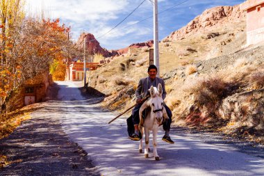 ABYANEH, İRAN - 15 Kasım 2016: Abyaneh köyünde eşeğe binen adam.