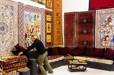 ESFAHAN, İRAN - 20 Kasım 2016: İsfahan pazarında geleneksel İran halıları, halıları ve eşarpları. Esfahan Çarşısı İran 'ın en eski ve en büyük pazarlarından biridir..