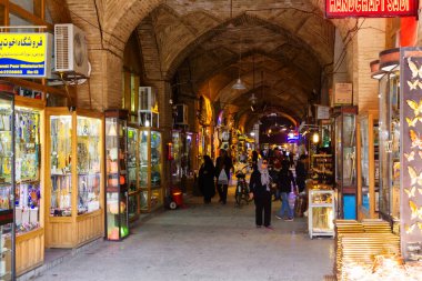 ESFAHAN, IRAN - 15 Kasım 2016: İmam Meydanı 'ndaki geleneksel İran pazarı. Tarihi bir pazar ve Orta Doğu 'nun en eski ve en büyük pazarlarından biri..