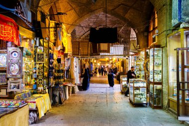 ESFAHAN, IRAN - 15 Kasım 2016: İmam Meydanı 'ndaki geleneksel İran pazarı. Tarihi bir pazar ve Orta Doğu 'nun en eski ve en büyük pazarlarından biri..