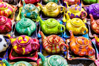 Geleneksel İran çaydanlıkları ve İsfahan, İran, Orta Doğu, Asya. Shiraz, Tahran, Esfahan, Yazd gibi turistik yerlerde yaygın olarak satılıyor.