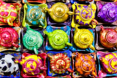 Geleneksel İran çaydanlıkları ve İsfahan, İran, Orta Doğu, Asya. Shiraz, Tahran, Esfahan, Yazd gibi turistik yerlerde yaygın olarak satılıyor.