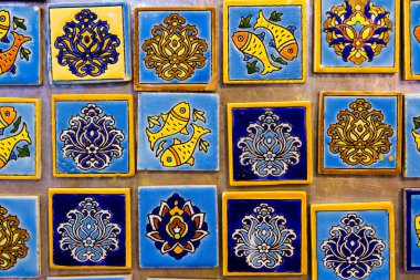 ISFAHAN, İRAN - 20 Kasım 2016: İran İslam motifleri, tasarımları ve desenleri İsfahan, İran 'dan el yapımı mavi ve yeşil fayanslar üzerine boyandı.