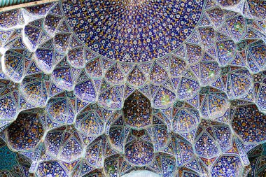 Renkli oryantal geometrik tasarım ve desen genellikle Pers cami ve metastazlarında karşılaşılır. İsfahan, Şiraz, Tahran, İran