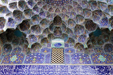Renkli oryantal geometrik tasarım ve desen genellikle Pers cami ve metastazlarında karşılaşılır. İsfahan, Şiraz, Tahran, İran