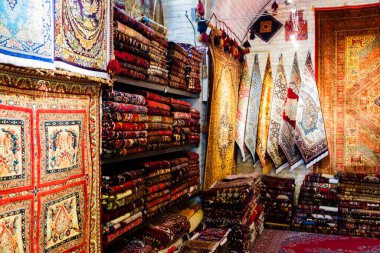 İsfahan pazarında geleneksel İran halıları, halılar ve atkılar. Esfahan Çarşısı İran 'ın en eski ve en büyük pazarlarından biridir..