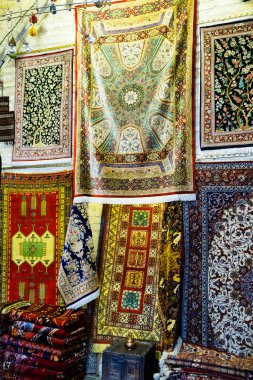 ISFAHAN, İRAN - 20 Kasım 2016: İsfahan Çarşısı 'nda geleneksel İran halıları, halıları ve atkıları. Esfahan Çarşısı İran 'ın en eski ve en büyük pazarlarından biridir..