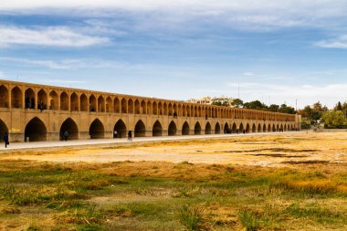 Allahverdi Khan Köprüsü (Si-o-seh pol), İsfahan veya Esfahan 'daki antik köprü, İran, Ortadoğu, Asya. Baraj yüzünden nehir yatağı kuru. Köprünün 23 kemeri var, 133 metre uzunluğunda, 12 metre genişliğinde..