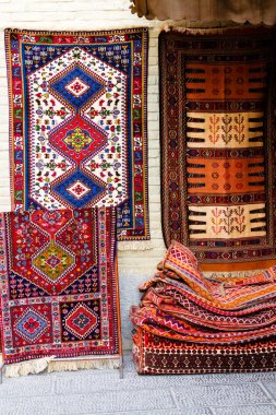 ISFAHAN, İRAN - 20 Kasım 2016: İsfahan Çarşısı 'nda geleneksel İran halıları, halıları ve atkıları. Esfahan Çarşısı İran 'ın en eski ve en büyük pazarlarından biridir..