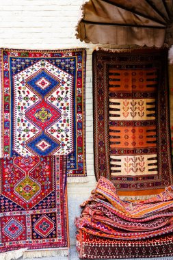 İsfahan pazarında geleneksel İran halıları, halılar ve atkılar. Esfahan Çarşısı İran 'ın en eski ve en büyük pazarlarından biridir..