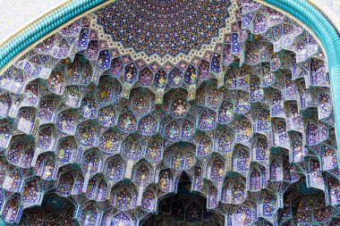 Renkli oryantal geometrik tasarım ve desen genellikle Pers cami ve metastazlarında karşılaşılır. İsfahan, Şiraz, Tahran, İran