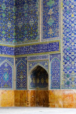 ISFAHAN, İRAN - 20 NOV 2016: İran İslam motifleri, tasarımları ve desenleri İsfahan, İran 'dan el yapımı mavi ve yeşil fayanslar üzerine boyanmış. Masjed-e Jadid-e Abbasi veya Şah Büyük Kraliyet Camii Ceili