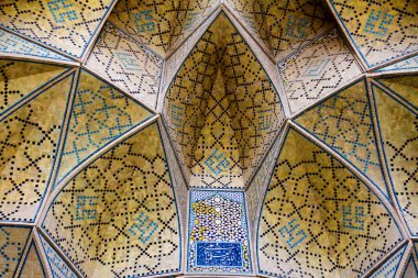 Renkli oryantal geometrik tasarım ve desen genellikle Pers cami ve metastazlarında karşılaşılır. İsfahan, Şiraz, Tahran, İran