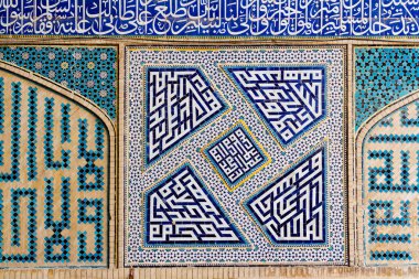 Renkli oryantal geometrik tasarım ve desen genellikle Pers cami ve metastazlarında karşılaşılır. İsfahan, Şiraz, Tahran, İran