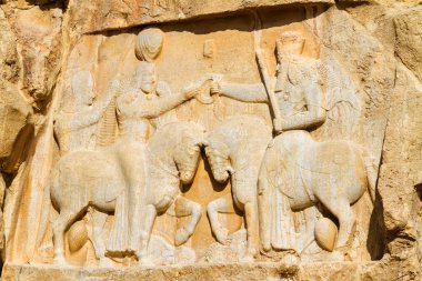 Nekropolis Naqsh-e Rustam 'ın Roma İmparatoru Valerian ve Arap Philip' e karşı Persepolis harabeleri yakınlarında kazandığı zaferi gösteren kadim rahatlama. Orta Doğu, Asya