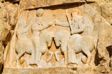 Nekropolis Naqsh-e Rustam 'ın Roma İmparatoru Valerian ve Arap Philip' e karşı Persepolis harabeleri yakınlarında kazandığı zaferi gösteren kadim rahatlama. Orta Doğu, Asya