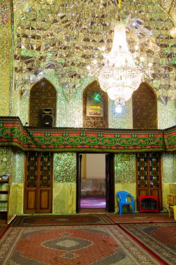 SHIRAZ, İRAN - 22 Kasım 2016: Şiraz 'daki Ali İbn Hamza türbesinin içi aynalı. Ayna camı mozaiğinde geleneksel dekoratif çalışmalar.