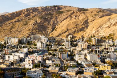 Çevredeki tepelerden Şiraz şehrinin manzarası. İran