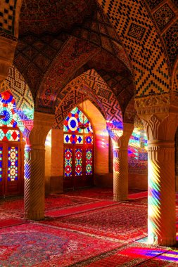 SHIRAZ, İRAN - 21 Kasım 2016: Nasir al-Mulk camii veya Pembe Cami, Şiraz, İran. 1888 yılında inşa edildi ve Farsça 'da Masjed-e Naseer ol Molk olarak bilinir..