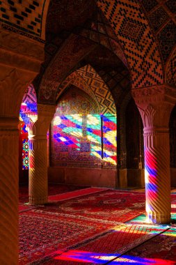 SHIRAZ, İRAN - 21 Kasım 2016: Nasir al-Mulk camii veya Pembe Cami, Şiraz, İran. 1888 yılında inşa edildi ve Farsça 'da Masjed-e Naseer ol Molk olarak bilinir..