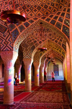 SHIRAZ, İRAN - 21 Kasım 2016: Nasir al-Mulk camii veya Pembe Cami, Şiraz, İran. 1888 yılında inşa edildi ve Farsça 'da Masjed-e Naseer ol Molk olarak bilinir..