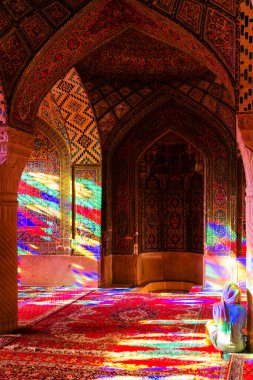 SHIRAZ, İRAN - 21 Kasım 2016: Nasir al-Mulk camii veya Pembe Cami, Şiraz, İran. 1888 yılında inşa edildi ve Farsça 'da Masjed-e Naseer ol Molk olarak bilinir..