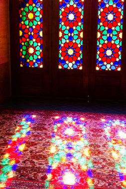 SHIRAZ, İRAN - 21 Kasım 2016: Nasir al-Mulk camii veya Pembe Cami, Şiraz, İran. 1888 yılında inşa edildi ve Farsça 'da Masjed-e Naseer ol Molk olarak bilinir..