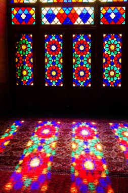 SHIRAZ, İRAN - 21 Kasım 2016: Nasir al-Mulk camii veya Pembe Cami, Şiraz, İran. 1888 yılında inşa edildi ve Farsça 'da Masjed-e Naseer ol Molk olarak bilinir..