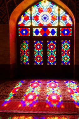 SHIRAZ, İRAN - 21 Kasım 2016: Nasir al-Mulk camii veya Pembe Cami, Şiraz, İran. 1888 yılında inşa edildi ve Farsça 'da Masjed-e Naseer ol Molk olarak bilinir..