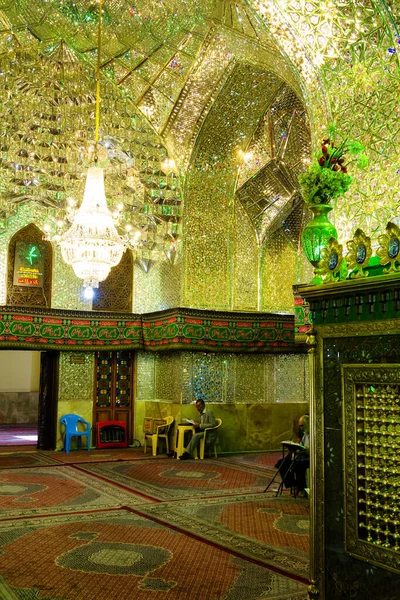 Shiraz Iran 2016年11月22日 设拉子阿里 哈姆扎神龛的镜像内部 镜面马赛克中的传统装饰作品 — 图库照片