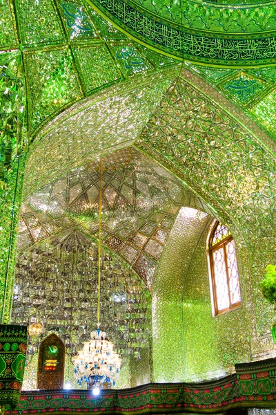 シラーズ イラン 2016年11月22日 シラーズのアリ イブン ハムザ神社の内部を反映しています 鏡ガラスのモザイクで伝統的な装飾作品 — ストック写真