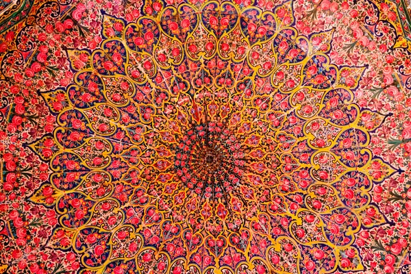Nasir al-Mulk camii ya da Pembe Cami, Şiraz, İran. 1888 yılında inşa edildi ve Farsça 'da Masjed-e Naseer ol Molk olarak bilinir..