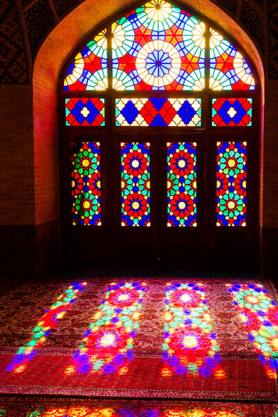 ШИРАЗ, ИРАН - 21 ноября 2016 года: Мечеть Насир аль-Мульк или Розовая мечеть, Шираз, Иран. Он был построен в 1888 году и известен на персидском языке как Masjed-e Naseer ol Molk
.