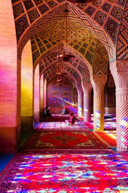 SHIRAZ, İRAN - 21 Kasım 2016: Nasir al-Mulk camii veya Pembe Cami, Şiraz, İran. 1888 yılında inşa edildi ve Farsça 'da Masjed-e Naseer ol Molk olarak bilinir..