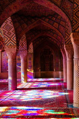 SHIRAZ, İRAN - 21 Kasım 2016: Nasir al-Mulk camii veya Pembe Cami, Şiraz, İran. 1888 yılında inşa edildi ve Farsça 'da Masjed-e Naseer ol Molk olarak bilinir..