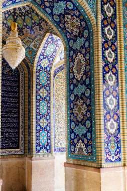 Renkli oryantal geometrik tasarım ve desen genellikle Pers cami ve metastazlarında karşılaşılır. İsfahan, Şiraz, Tahran, İran