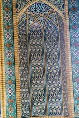 Renkli oryantal geometrik tasarım ve desen genellikle Pers cami ve metastazlarında karşılaşılır. İsfahan, Şiraz, Tahran, İran