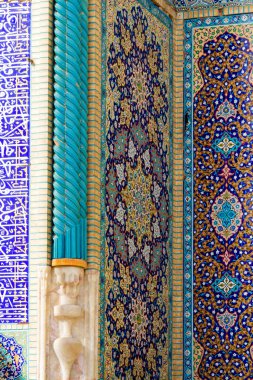 Renkli oryantal geometrik tasarım ve desen genellikle Pers cami ve metastazlarında karşılaşılır. İsfahan, Şiraz, Tahran, İran