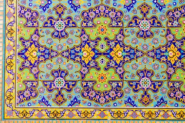 Renkli oryantal geometrik tasarım ve desen genellikle Pers cami ve metastazlarında karşılaşılır. İsfahan, Şiraz, Tahran, İran