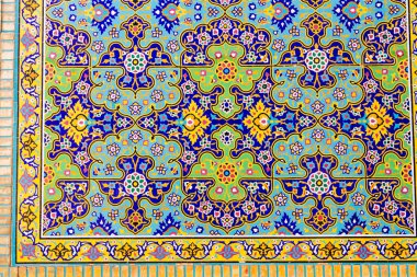 Renkli oryantal geometrik tasarım ve desen genellikle Pers cami ve metastazlarında karşılaşılır. İsfahan, Şiraz, Tahran, İran