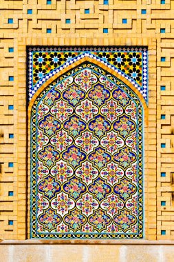 Renkli oryantal geometrik tasarım ve desen genellikle Pers cami ve metastazlarında karşılaşılır. İsfahan, Şiraz, Tahran, İran