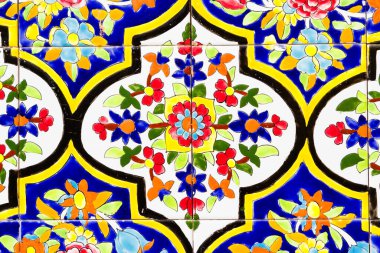 Renkli oryantal geometrik tasarım ve desen genellikle Pers cami ve metastazlarında karşılaşılır. İsfahan, Şiraz, Tahran, İran