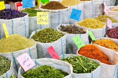 A, çanak çömlek ve çuvallar içinde taneler, baharatlar, meyveler, tohumlar, kökler, çiçekler, tarçın ve daha fazlası İran pazarında. Çiftçilerden çok çeşitli sağlıklı ürünler..