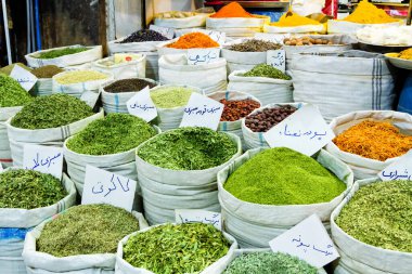 A, çanak çömlek ve çuvallar içinde taneler, baharatlar, meyveler, tohumlar, kökler, çiçekler, tarçın ve daha fazlası İran pazarında. Çiftçilerden çok çeşitli sağlıklı ürünler..