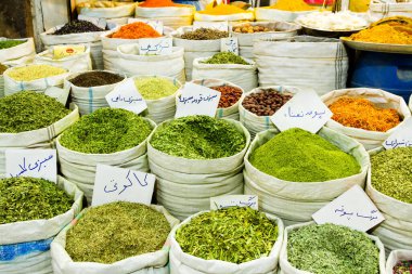 ISFAHAN, İRAN - 20 Kasım 2016: A, çanak ve çuvallar dolusu tahıl, baharat, meyve, tohum, kök, çiçekler, tarçın ve daha fazlası İran pazarında. Çiftçilerden çok çeşitli sağlıklı ürünler..