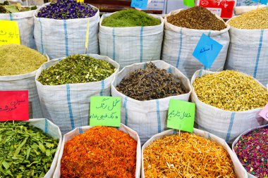 ISFAHAN, İRAN - 20 Kasım 2016: A, çanak ve çuvallar dolusu tahıl, baharat, meyve, tohum, kök, çiçekler, tarçın ve daha fazlası İran pazarında. Çiftçilerden çok çeşitli sağlıklı ürünler..