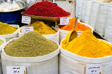Bir market tezgahında çeşitli baharatlarla dolu çantalar, Şiraz, İran, Orta Doğu, Asya