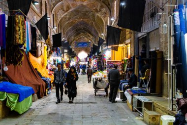 SHIRAZ, İRAN - 18 Kasım 2016: Shiraz 'da geleneksel İran pazarı. Tarihi bir pazar ve Orta Doğu 'nun en eski ve en büyük pazarlarından biri..